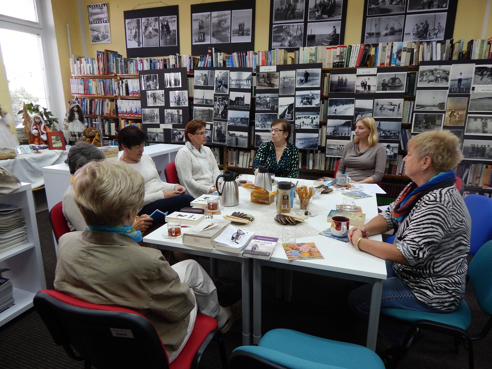 Zdjęcie ze spotkania Dyskusyjnego Klubi Książki dla Dorosłych z dnia 9 września 2015 roku.