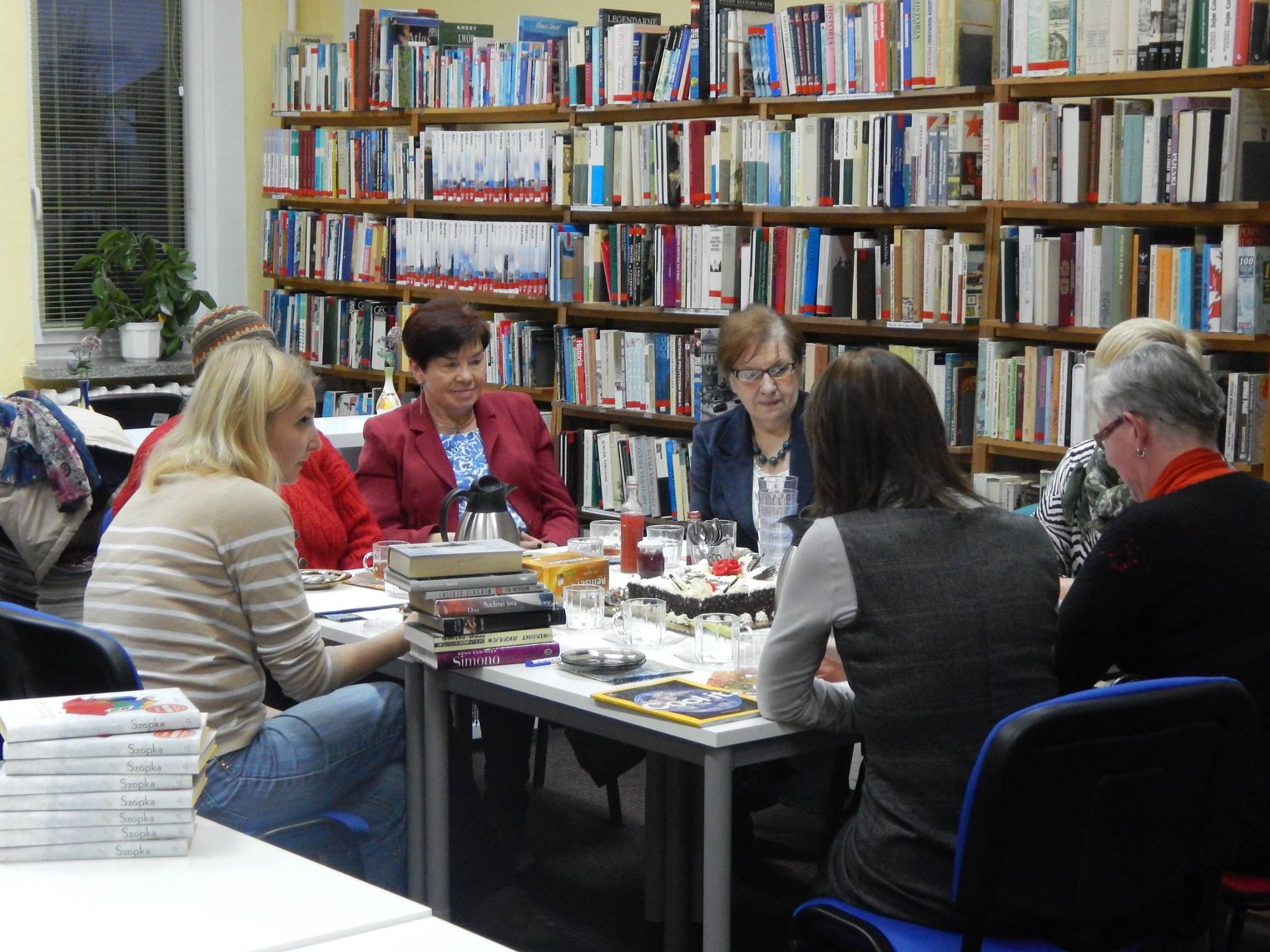 Zdjęcie ze spotkania Dyskusyjnego Klubi Książki dla Dorosłych z 5 listopada 2015 roku.