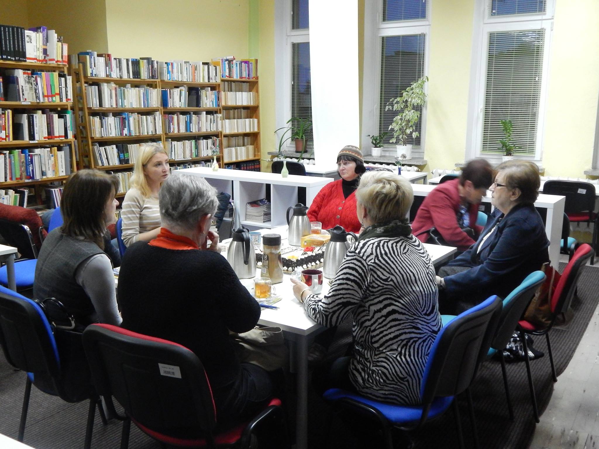 Zdjęcie ze spotkania Dyskusyjnego Klubi Książki dla Dorosłych z 5 listopada 2015 roku.