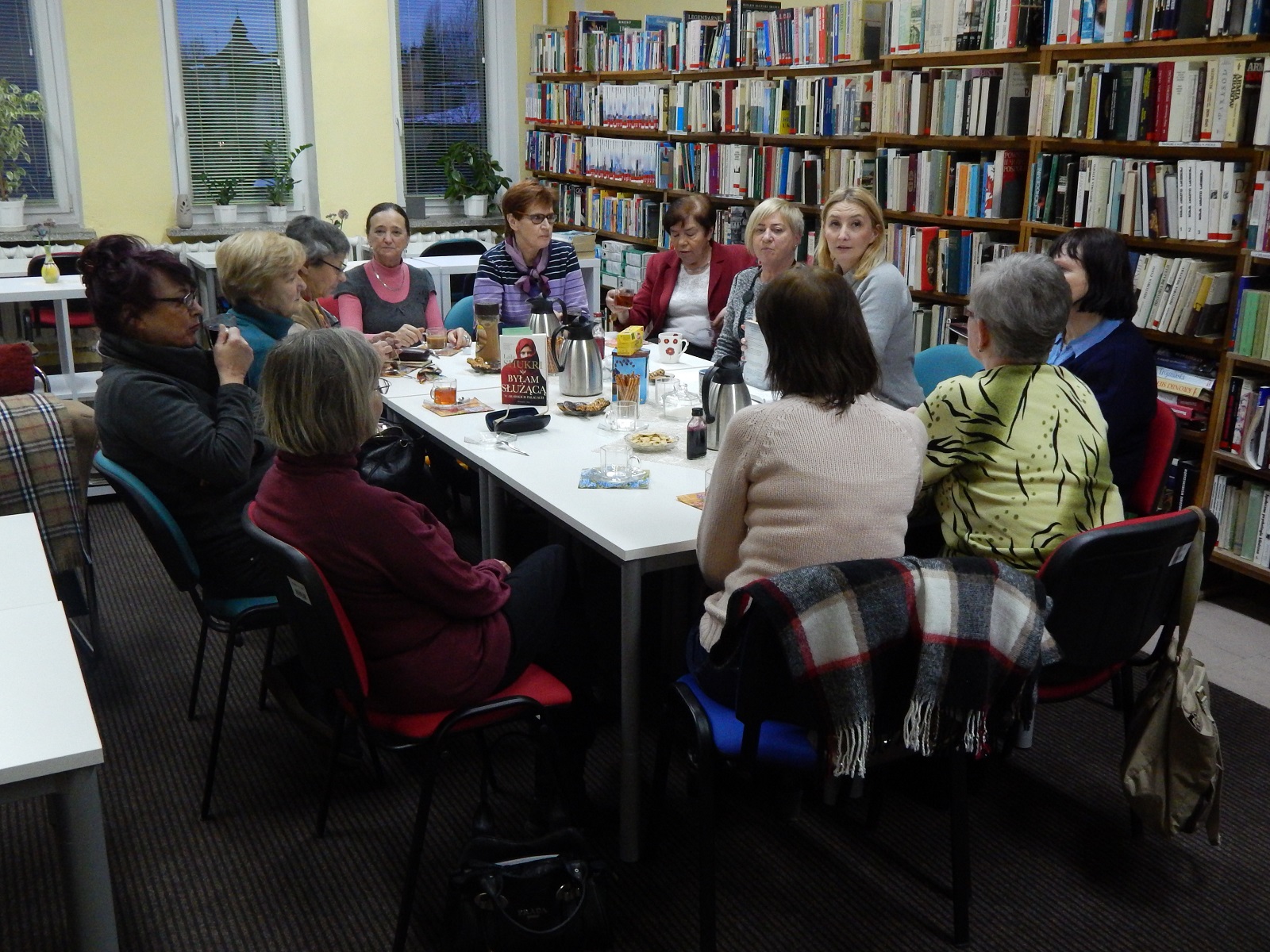 Zdjęcie ze spotkania Dyskusyjnego Klubi Książki dla Dorosłych z 13 stycznia 2016 roku.