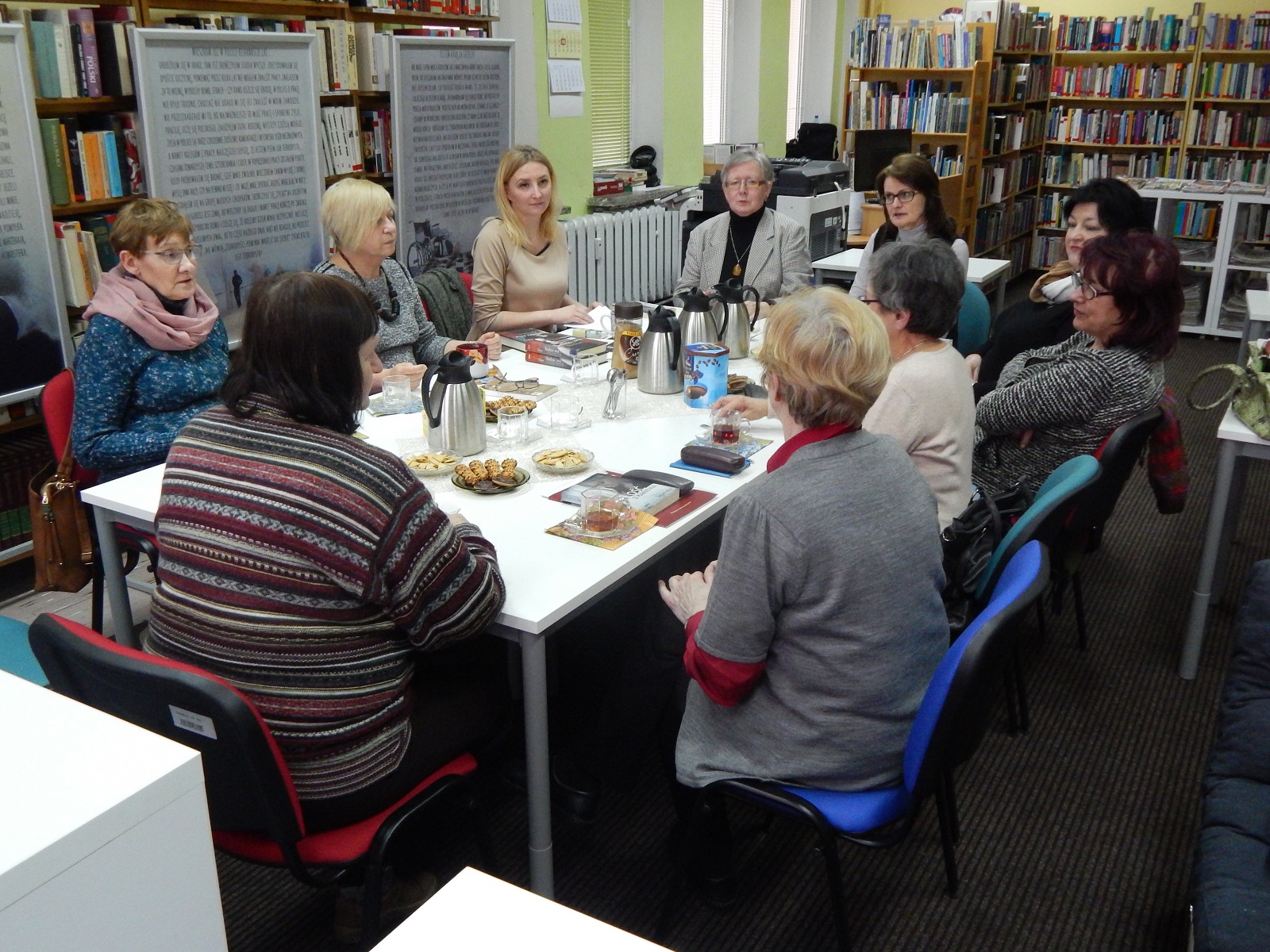 Zdjęcie ze spotkania Dyskusyjnego Klubi Książki dla Dorosłych z 10 lutego 2016 roku.