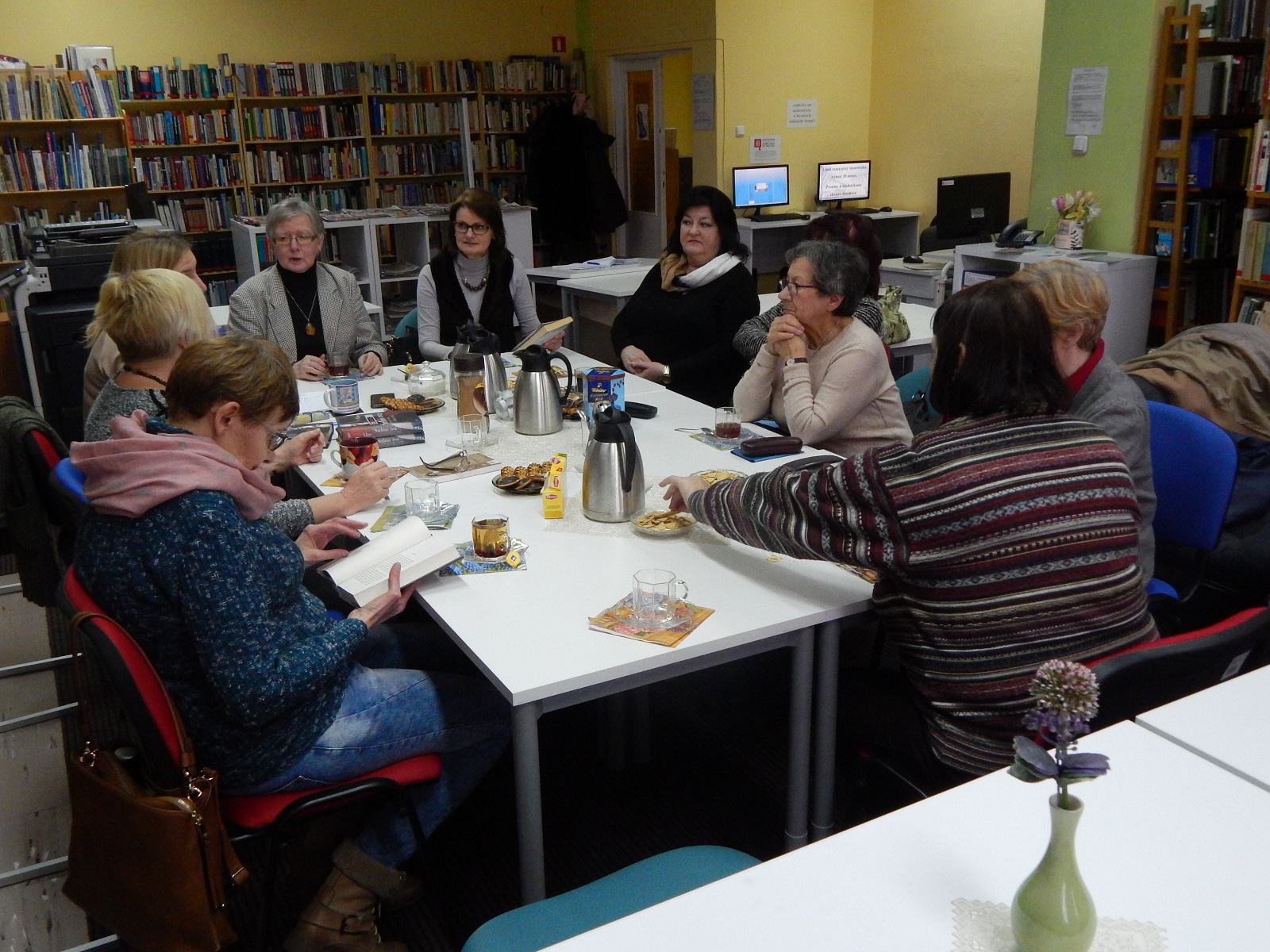 Zdjęcie ze spotkania Dyskusyjnego Klubi Książki dla Dorosłych z 10 lutego 2016 roku.