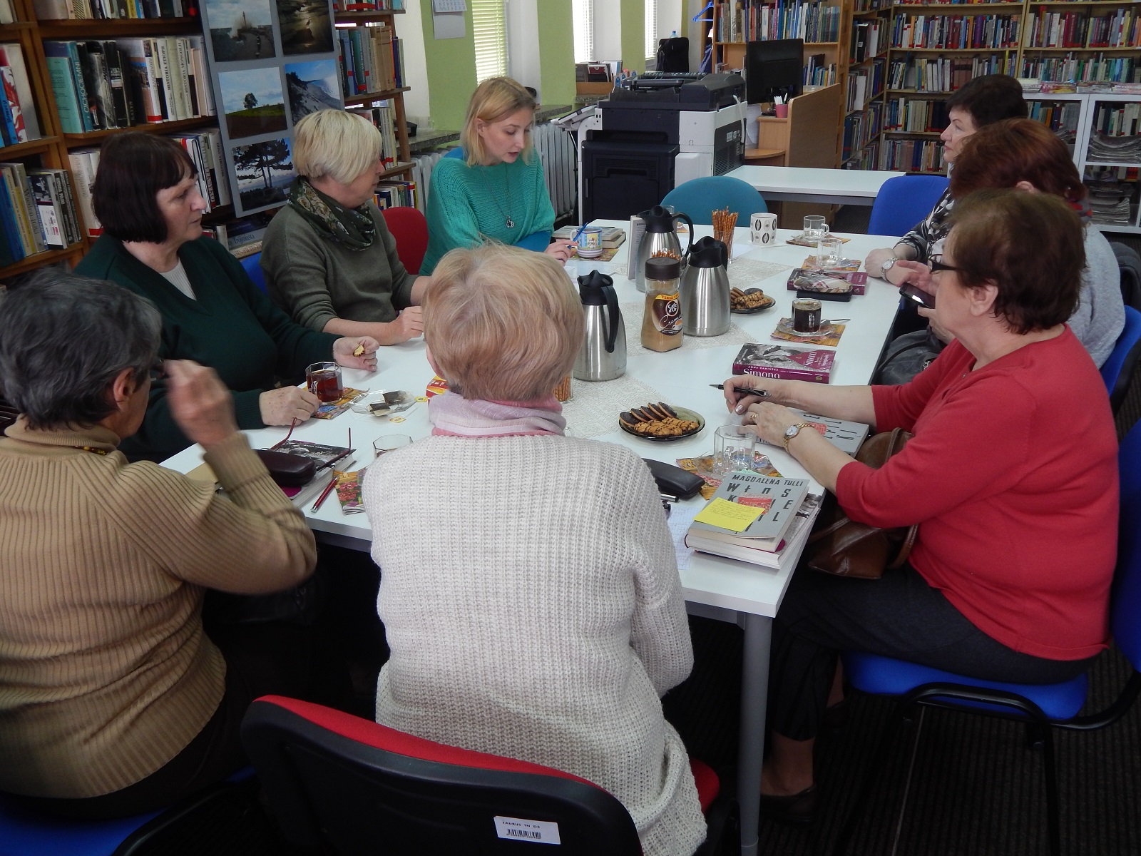 Zdjęcie ze spotkania Dyskusyjnego Klubi Książki dla Dorosłych z 13 kwietnia 2016 roku.