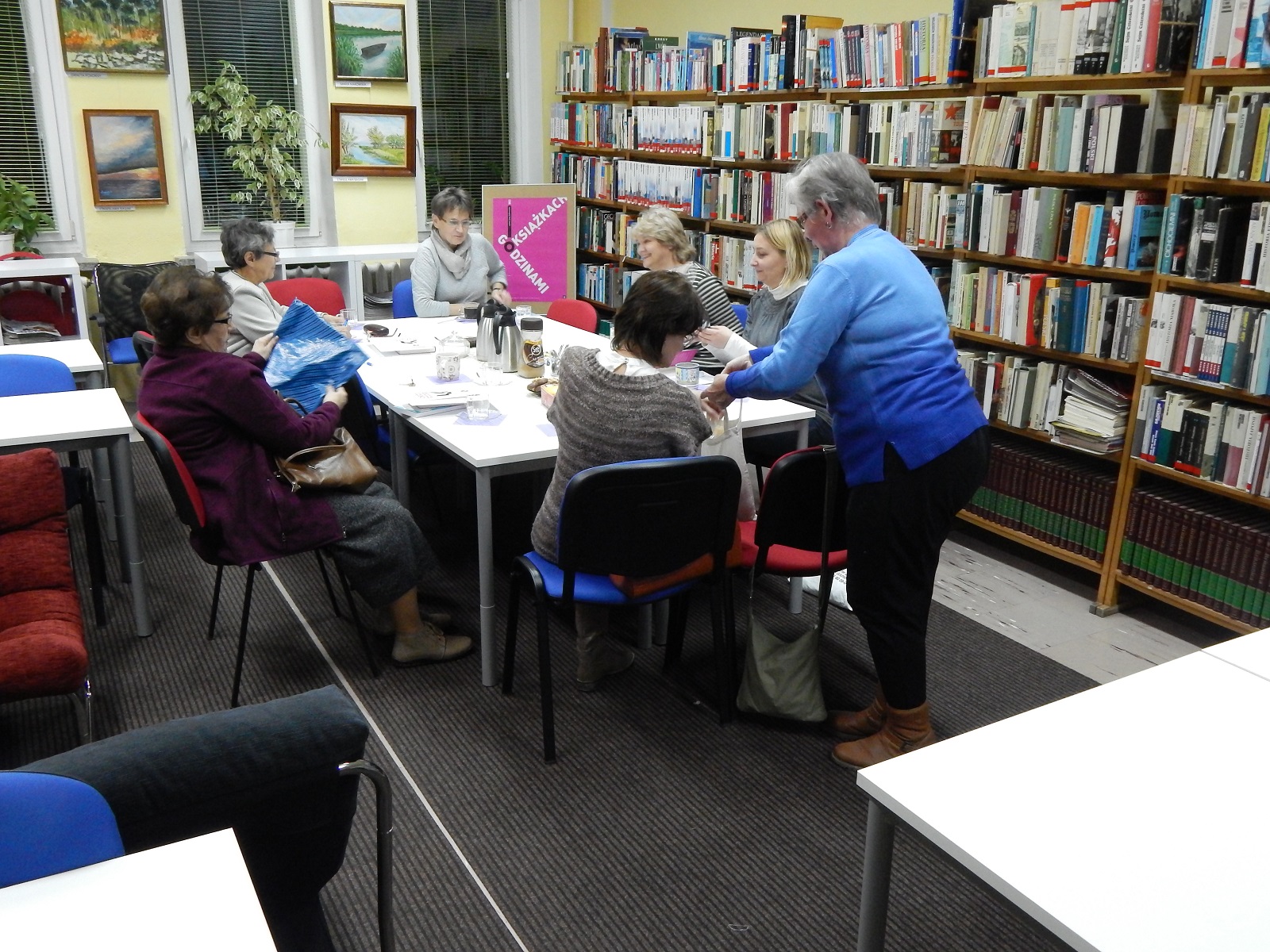 Zdjęcie ze spotkania Dyskusyjnego Klubi Książki dla Dorosłych z 7 grudnia 2016 roku.