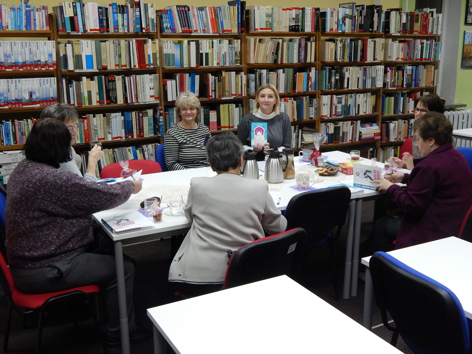 Zdjęcie ze spotkania Dyskusyjnego Klubi Książki dla Dorosłych z 7 grudnia 2016 roku.