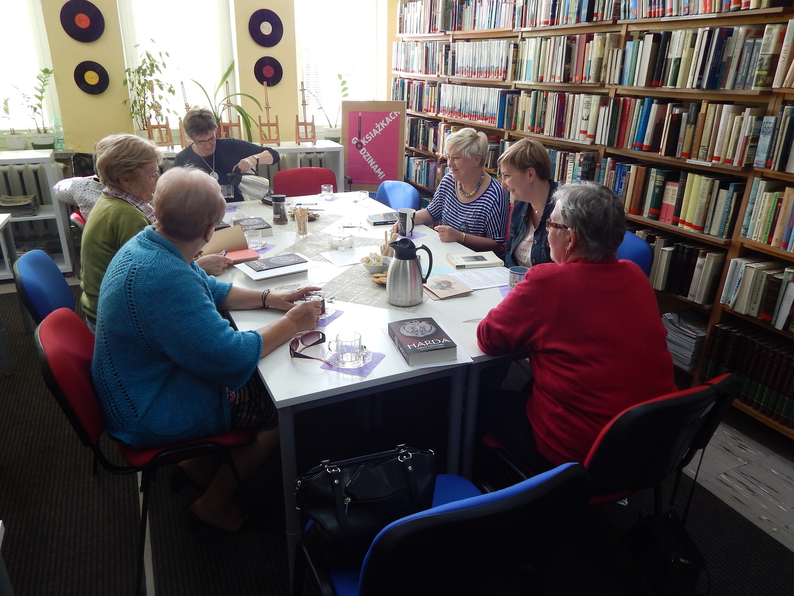 Zdjęcie ze spotkania Dyskusyjnego Klubi Książki dla Dorosłych z 16 maja 2017 roku.