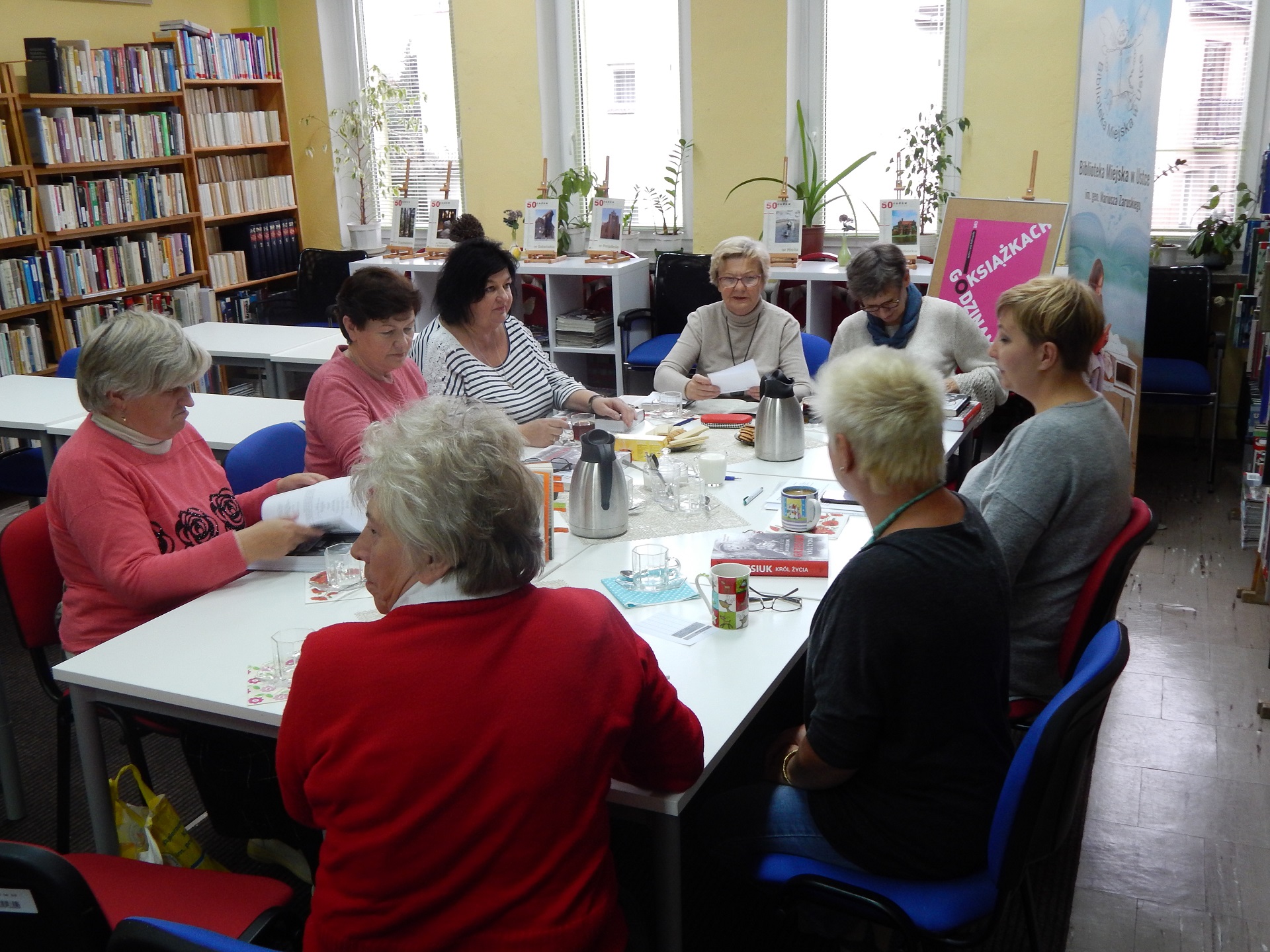 Zdjęcie ze spotkania Dyskusyjnego Klubi Książki dla Dorosłych z 11 października 2017 roku.
