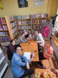 Zdjęcie ze spotkania Dyskusyjnego Klubi Książki dla Dorosłych z 11 maja 2017 roku.