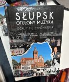 Zdjęcie przedstawia ludzi w bibliotece