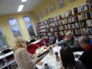 Zdjęcie ze spotkania Dyskusyjnego Klubi Książki dla Dorosłych z 5 listopada 2015 roku.