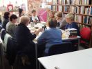 Zdjęcie ze spotkania Dyskusyjnego Klubi Książki dla Dorosłych z 19 kwietnia 2017 roku.