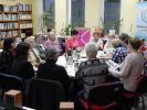 Zdjęcie ze spotkania Dyskusyjnego Klubi Książki dla Dorosłych z 8 listopada 2017 roku.