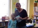 Z Książką Na Walizkach