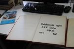Zdjęcie przedstawia eksponaty z czasów PRLu