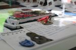Zdjęcie przedstawia eksponaty z czasów PRLu