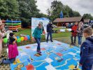 Na zdjęciu uczestnicy wielkoformatowej gry planszowej
