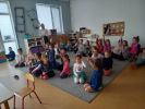 Dzieci ze Słonecznikowego Przedszkola w Ustce podczas warsztatów z Marcinem Koziołem w ramach projektu Biblioteka - Naturalnie!