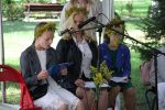 Zdjęcie przedstawiające ludzi czytających na świeżym powietrzu