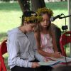 Zdjęcie przedstawiające ludzi czytających na świeżym powietrzu