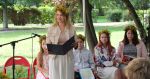 Zdjęcie przedstawiające ludzi czytających na świeżym powietrzu
