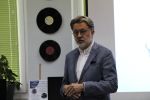Zdjęcie przedstawia pisarza w Bibliotece