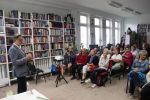 Zdjęcie przedstawia autora i publicznosc w czasie spotkania autorskiego