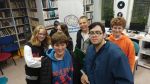 Zdjęcie przedstawia ludzi w Bibliotece.