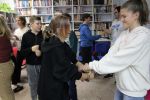 Zdjęcie przedstawia ludzi w Bibliotece.