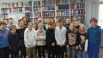 Zdjęcie przedstawia ludzi w Bibliotece.