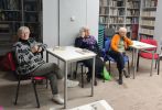 Zdjęcie przedstawia ludzi w bibliotece