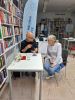 Zdjęcie przedstawia osoby podczas spotkania autorskiego z Jackiem Hugo-Baderem