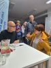 Zdjęcie przedstawia osoby podczas spotkania autorskiego z Jackiem Hugo-Baderem