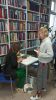 Zdjęcie przedstawia ludzi w bibliotece na spotkaniu autorskim