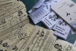Zdjęcie przedstawia ludzi w na spotkaniu z poezja Wislawy Szymborskiej
