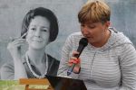 Zdjęcie przedstawia ludzi w na spotkaniu z poezja Wislawy Szymborskiej