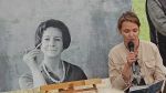 Zdjęcie przedstawia ludzi w na spotkaniu z poezja Wislawy Szymborskiej