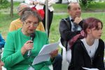 Zdjęcie przedstawia ludzi w na spotkaniu z poezja Wislawy Szymborskiej