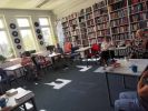 Zdjęcie przedstawia ludzi w bibliotece