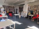 Zdjęcie przedstawia ludzi w bibliotece