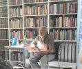 Autor fraszek czyta swoje utwory w Bibliotece.