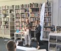 Dwie osoby w Bibliotece.