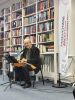 Ludzie w bibliotece