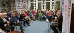 Ludzie w bibliotece