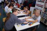 Dzieci rysują i malują w bibliotece