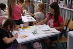 Dzieci rysują i malują w bibliotece