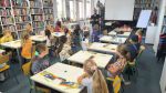 Dzieci rysują i malują w bibliotece
