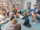 Zdjęcie przedstawiające młodzież na warsztatach w Bibliotece