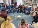 Zdjęcie przedstawiające młodzież na warsztatach w Bibliotece