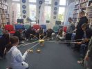 Zdjęcie przedstawiające młodzież na warsztatach w Bibliotece