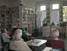 Zdjęcie przedstawiające slaj z rzutnika i ludzi